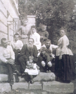 Толстой с женой и детьми. 1887 год. 