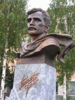 Бюст писателя на набережной в городе Кирове - столице бывшей Вятской губернии