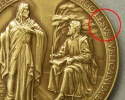 Ватикан выпустил в честь Папы монеты с опечаткой в слове "Иисус"