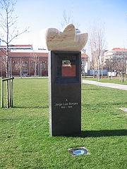 Памятник Борхесу в Лиссабоне