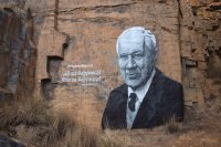 Петербургские граффитисты изобразили Корнея Чуковского на скале в ЮАР