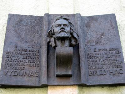 В Калининградской области демонтировали табличку в честь литовского философа Видунаса