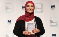 Писательница из Омана впервые получила Букеровскую премию