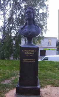 В российском поселке появился памятник Екатерине II с ошибкой