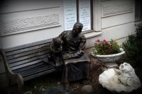 В российском городе разрушили памятник героям повести "Собачье сердце"