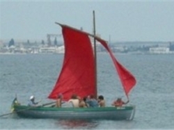К берегам Феодосии подошла яхта с алыми парусами 