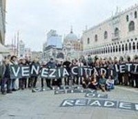 Сто писателей взялись спасать книжные магазины Венеции