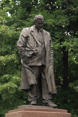 В Москве открыли памятник поэту-фронтовику Александру Твардовскому