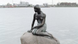 Памятник Русалочке в Копенгагене