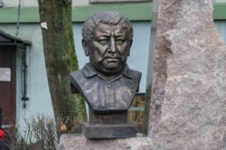 Памятник Расулу Гамзатову открыли в Петербурге