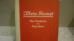 Подписанные Гитлером экземпляры "Майн кампф" проданы за $64,9 тысяч