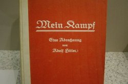 Петербуржец подал в суд на библиотеку за отказ выдать ему «Майн кампф»