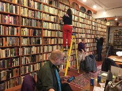Книжный магазин развернул корешками назад книги, написанные мужчинами.