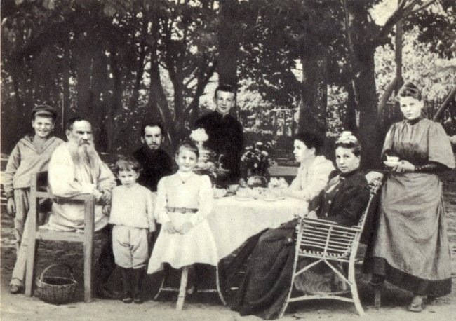 Толстой с семьей за чайным столом в парке