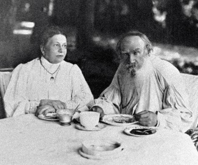Лев Николаевич со своей женой за столом